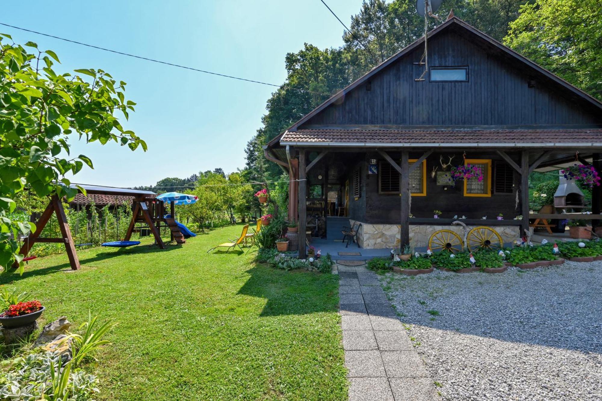 Kuca Viola, Traditional Wooden House In Тухей Екстериор снимка