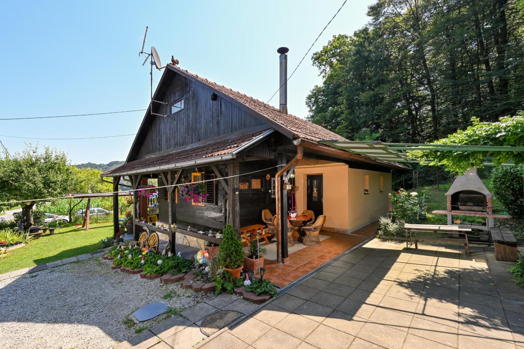 Kuca Viola, Traditional Wooden House In Тухей Екстериор снимка